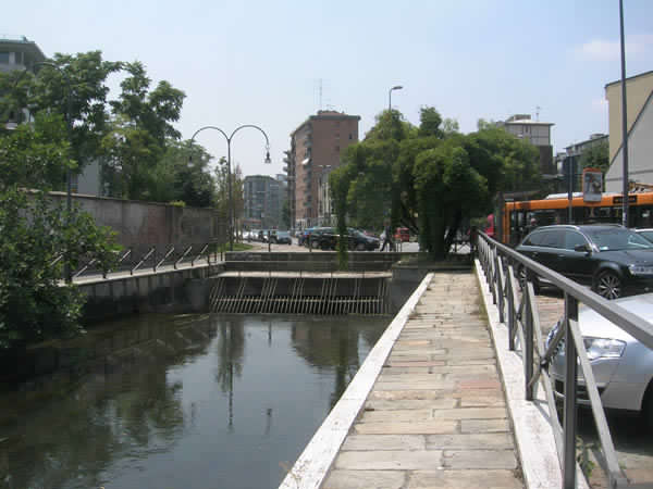 Greco. Cassina de Pom. Incanalamento sotterraneo del naviglio